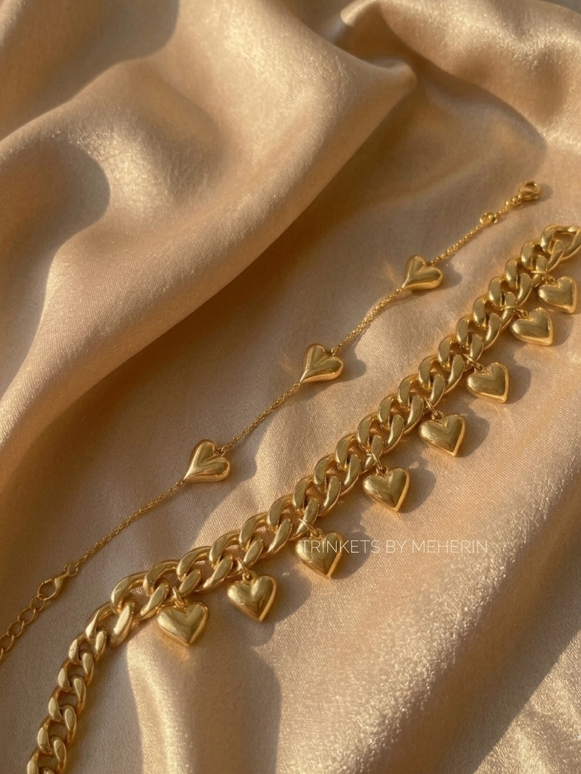 Jewelry that sparkles and shines, perfect for any occasion.

Elegant necklaces, stunning earrings, and beautiful bracelets that enhance your style.

Crafted with care, each piece tells a unique story and adds a touch of glamour to your look.

Discover the perfect accessory to express your individuality and elevate your outfit!